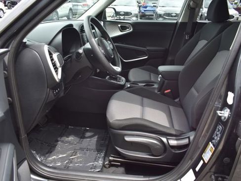 Used 2025 Kia Soul LX w/ LX Technology Package FWD image 15