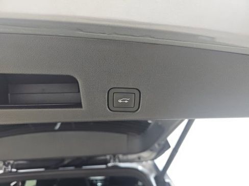 Used 2025 Chevrolet Traverse LT image 8