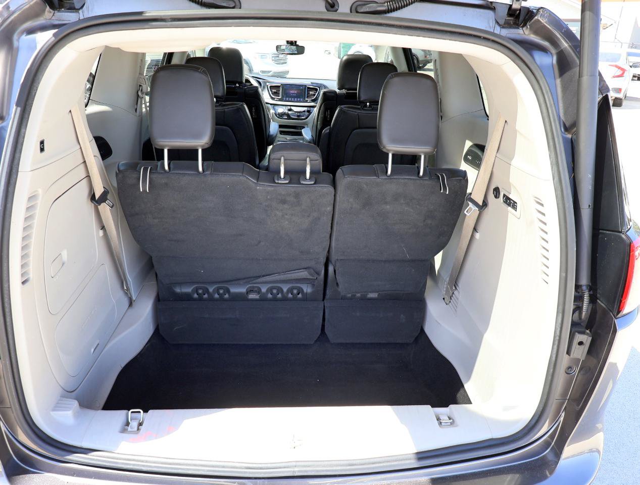 Used 2017 Chrysler Pacifica Limited w/ UConnect Theater Package FWD image 6