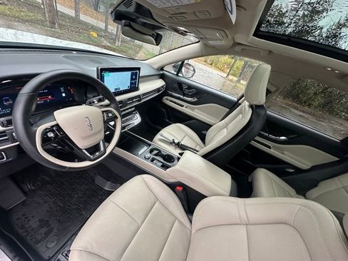 Used 2025 Lincoln Corsair AWD w/ Equipment Group 101A image 19