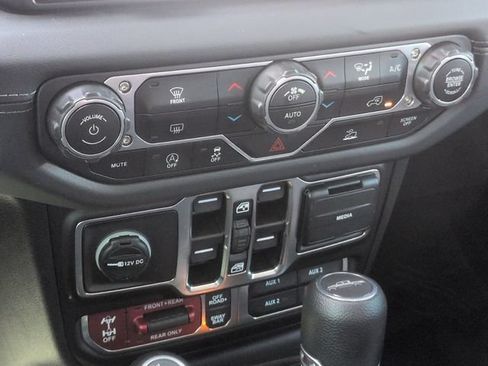 Used 2025 Jeep Gladiator Rubicon w/ Technology Group AWD/4WD image 24