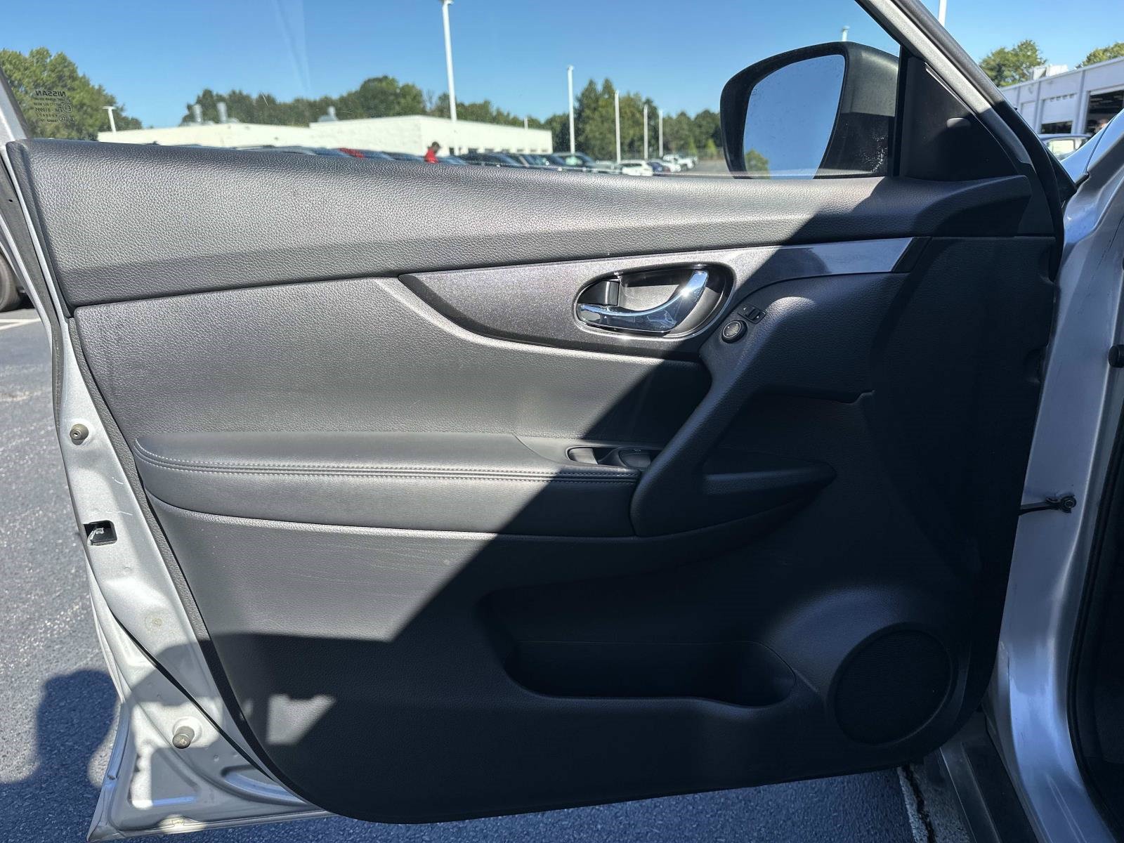 Used 2019 Nissan Rogue SV FWD image 16