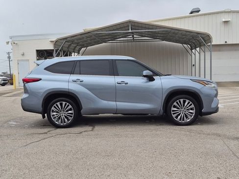Used 2023 Toyota Highlander Platinum FWD image 4