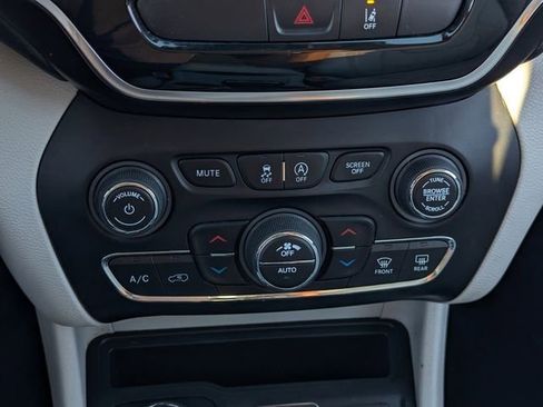 Used 2022 Jeep Cherokee Limited image 28