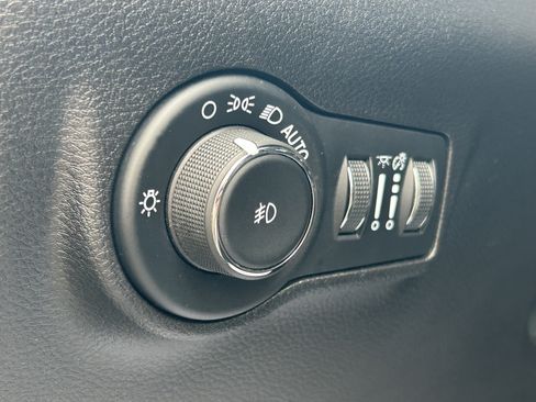 Used 2025 Jeep Compass Trailhawk AWD/4WD image 17