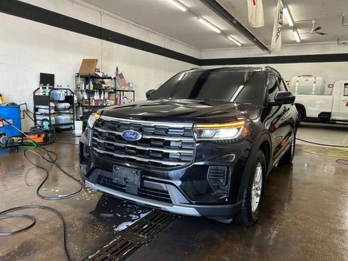 Used 2025 Ford Explorer Active AWD/4WD image 2