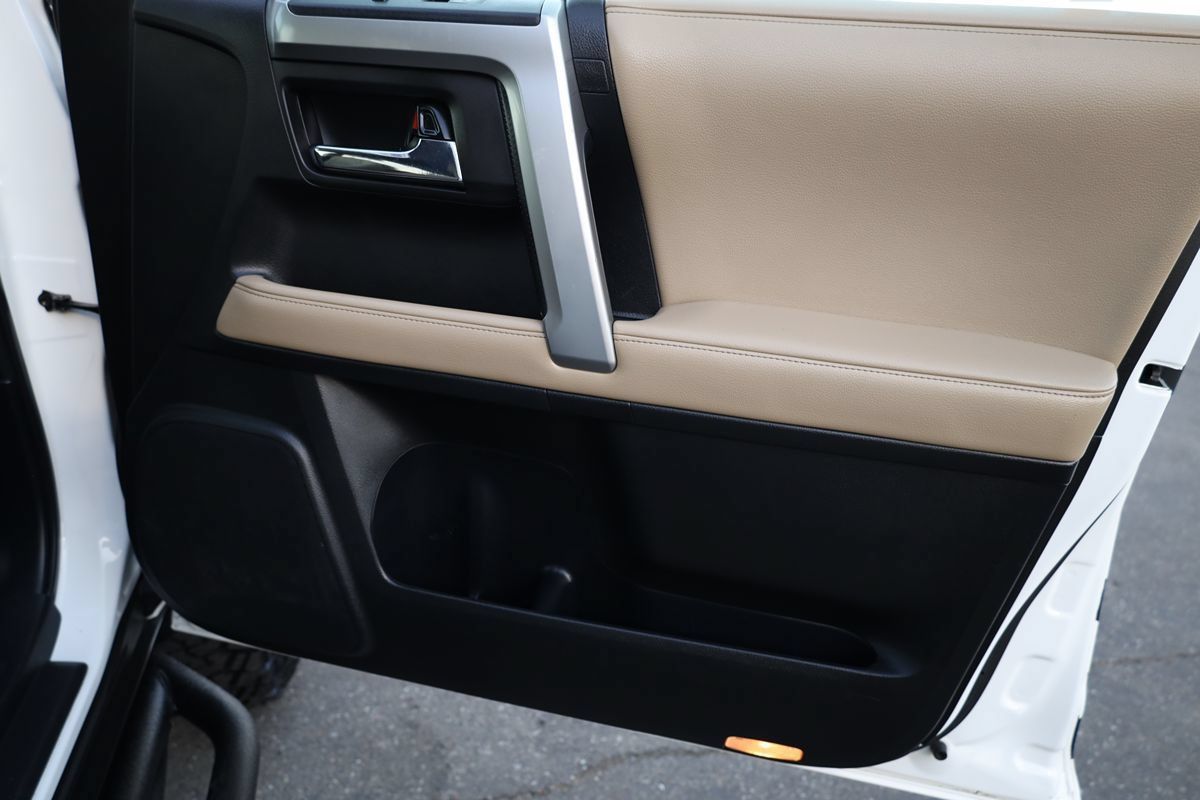 Used 2018 Toyota 4Runner SR5 AWD/4WD image 17