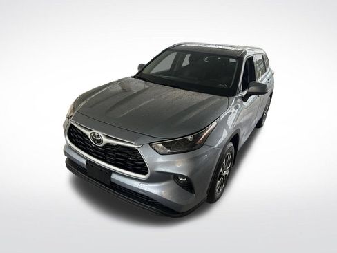 Used 2022 Toyota Highlander XLE AWD/4WD image 39