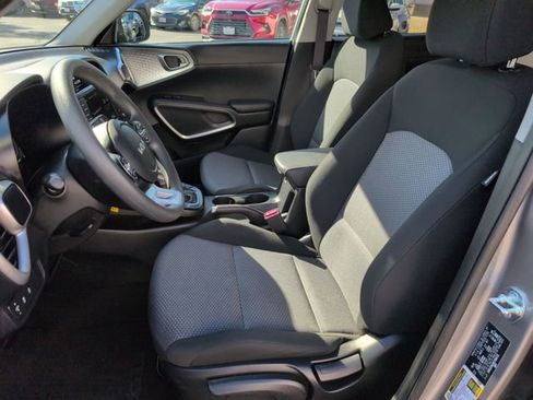 Certified 2025 Kia Soul LX w/ LX Technology Package FWD image 15