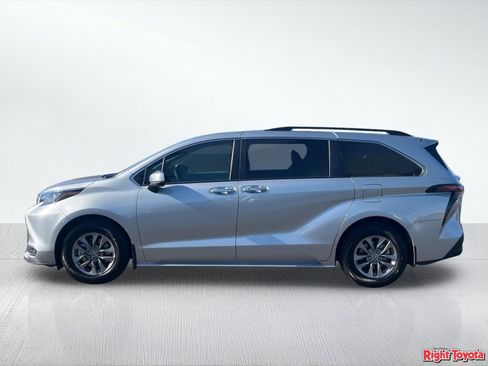 Certified 2025 Toyota Sienna XLE FWD image 4