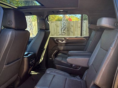 Used 2023 Chevrolet Suburban High Country image 34