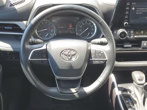 Used 2022 Toyota Highlander XLE AWD/4WD image 25