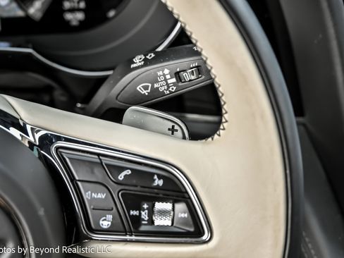 Used 2023 Bentley Bentayga Plug-In Hybrid image 40