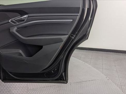 Used 2023 Audi e-tron Premium image 20