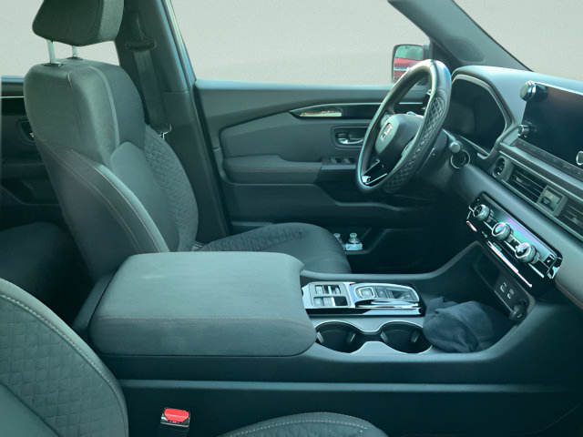 Used 2025 Honda Pilot Sport image 11
