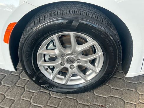 Used 2024 Chrysler Pacifica Touring-L image 16