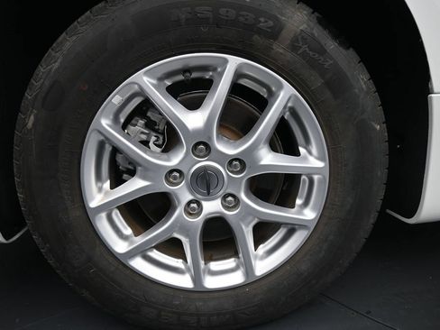 Used 2023 Chrysler Voyager LX FWD image 10