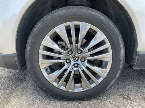 Used 2021 Toyota Venza XLE w/ Softex Package image 12