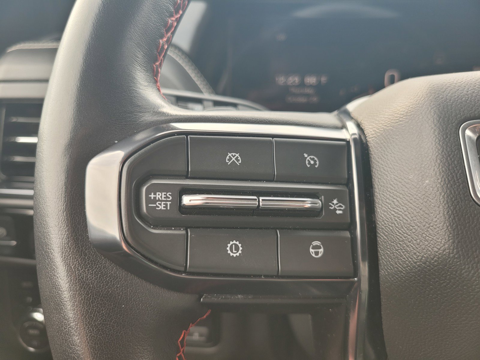Used 2025 GMC Yukon AT4 Ultimate w/ LPO, Floor Liner Package AWD/4WD image 25