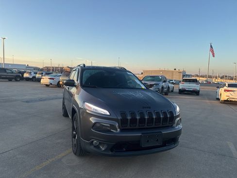 Used 2018 Jeep Cherokee Latitude w/ Altitude Package image 2