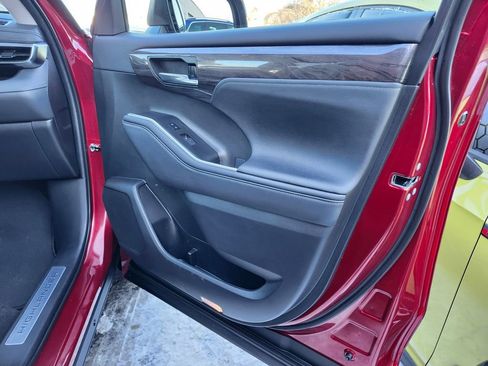 Used 2023 Toyota Highlander Limited image 14