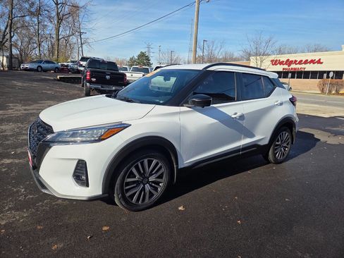 Used 2021 Nissan Kicks SR image 4