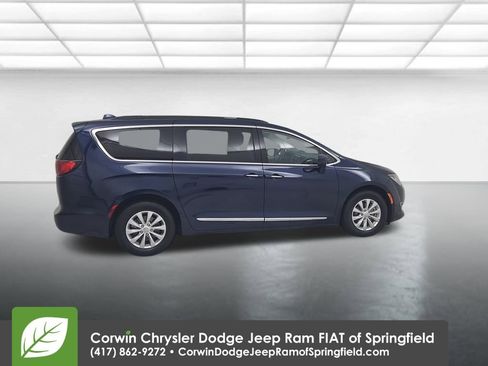 Used 2017 Chrysler Pacifica Touring-L image 16