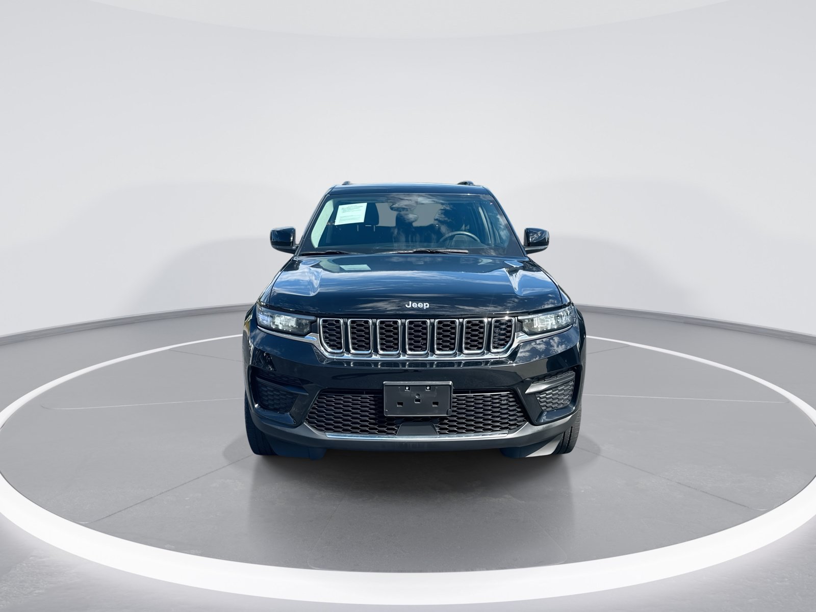 Used 2023 Jeep Grand Cherokee Laredo w/ Luxury Tech Group I AWD/4WD image 3