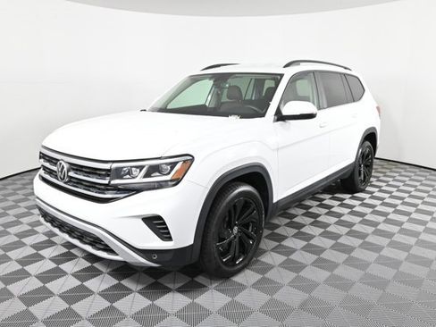 Certified 2022 Volkswagen Atlas SE w/ Black Wheel Package image 2
