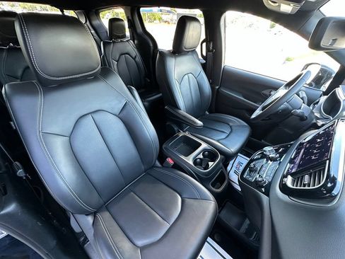 Used 2025 Chrysler Pacifica Select FWD image 21