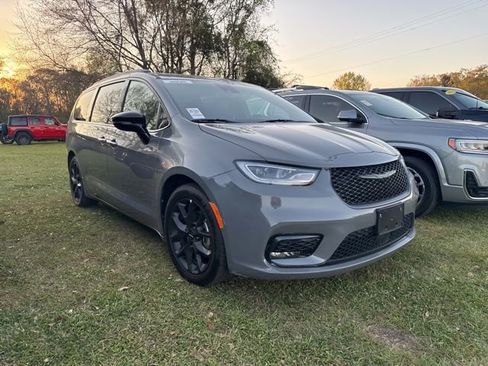 Used 2025 Chrysler Pacifica Limited image 5