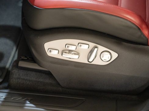 Certified 2026 Porsche Macan AWD/4WD image 13