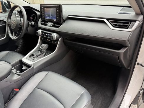 Used 2021 Toyota RAV4 XLE Premium image 18