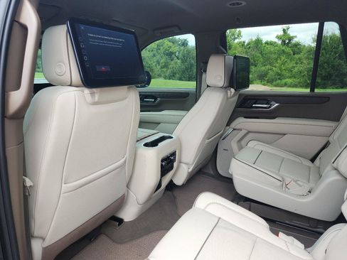 Used 2026 GMC Yukon Denali w/ Advanced Technology Package AWD/4WD image 12