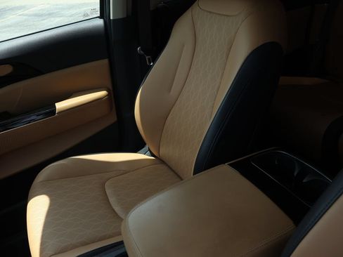 Certified 2022 Kia Carnival EX FWD image 22