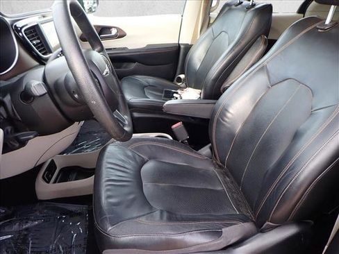 Used 2019 Chrysler Pacifica L image 11