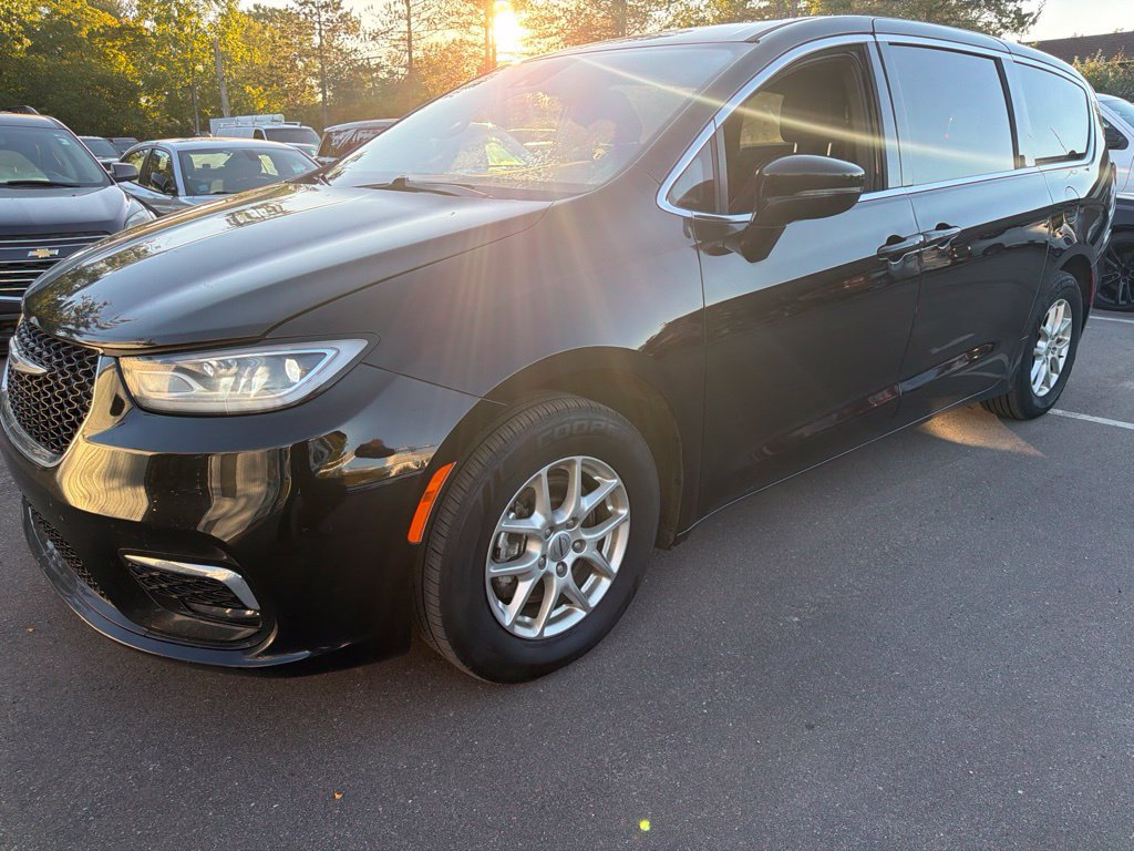 Used 2024 Chrysler Pacifica Touring FWD image 1