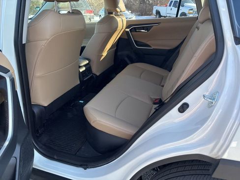 Used 2021 Toyota RAV4 XLE Premium image 12