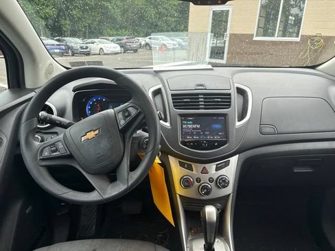 Used 2016 Chevrolet Trax LT w/ LT Sun and Sound Package FWD image 9