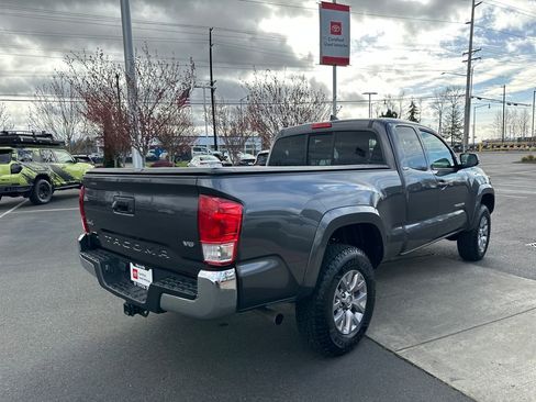Used 2016 Toyota Tacoma SR5 w/ SR5 Appearance Package (SN) image 5
