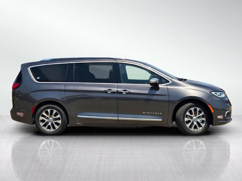 Used 2023 Chrysler Pacifica Pinnacle FWD image 3