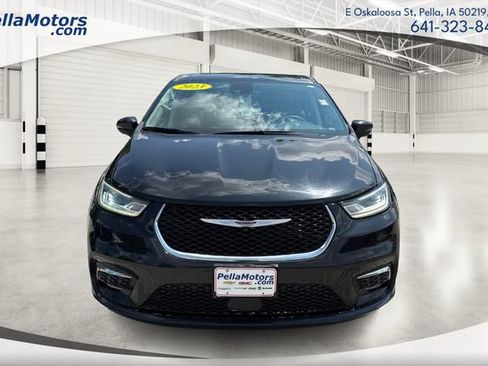 Used 2023 Chrysler Pacifica Touring-L FWD image 7