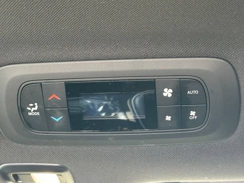 Used 2025 Chrysler Pacifica Limited FWD image 35