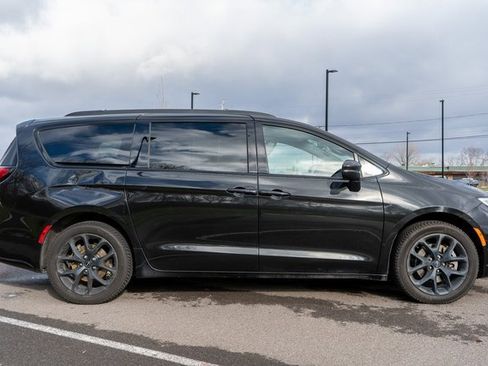 Used 2023 Chrysler Pacifica Touring-L w/ S Appearance Package image 5