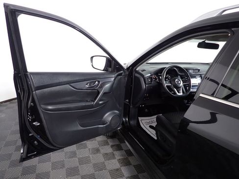 Used 2017 Nissan Rogue SV image 19