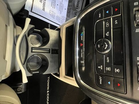 Used 2015 Chrysler Town & Country Touring FWD image 17