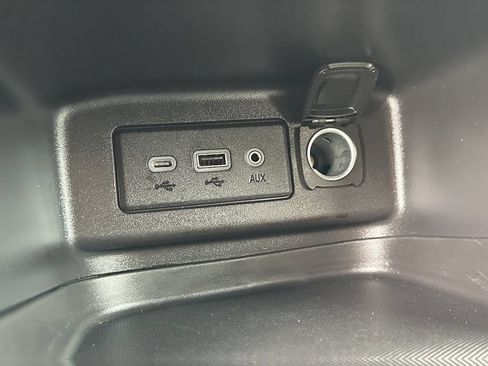 Used 2023 Chevrolet Equinox LT FWD image 32