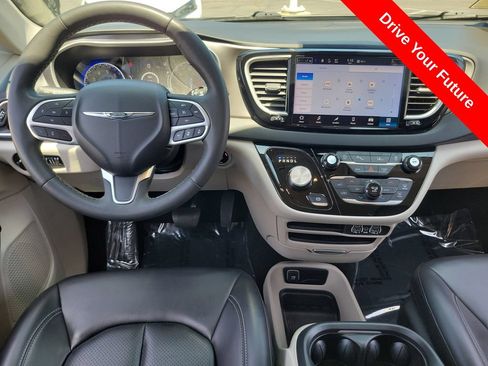 Used 2023 Chrysler Pacifica Touring-L FWD image 4