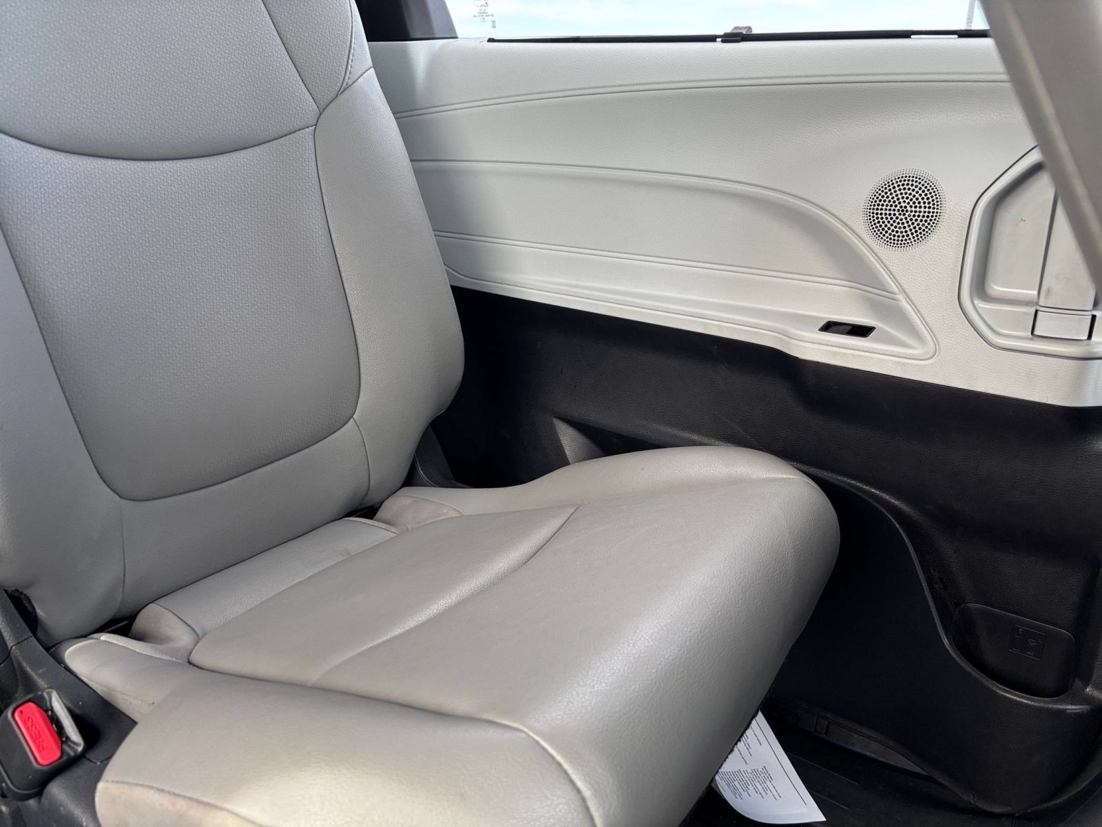 Used 2025 Toyota Sienna XLE FWD image 39