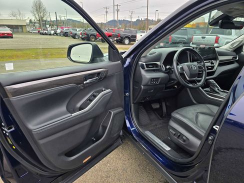 Used 2022 Toyota Highlander Limited image 24